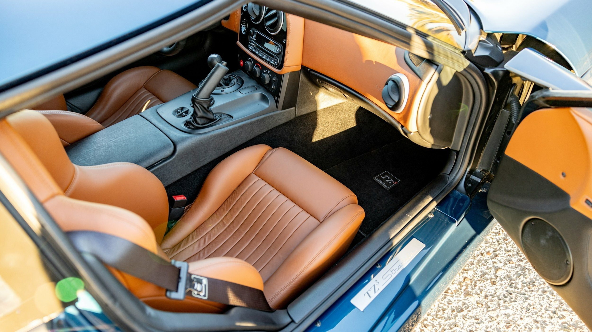 Detallado interior del Alfa Romeo TZ3 Stradale con asientos de cuero.