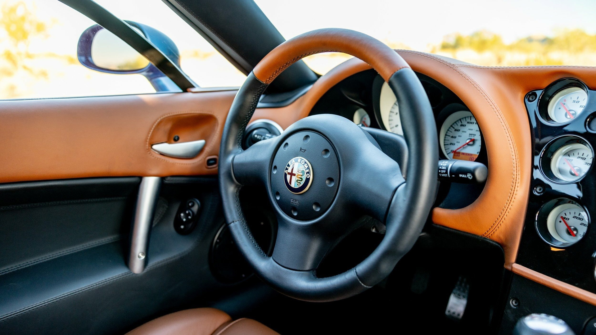 Imagen que muestra el volante y la instrumentación del Alfa Romeo TZ3 Stradale.