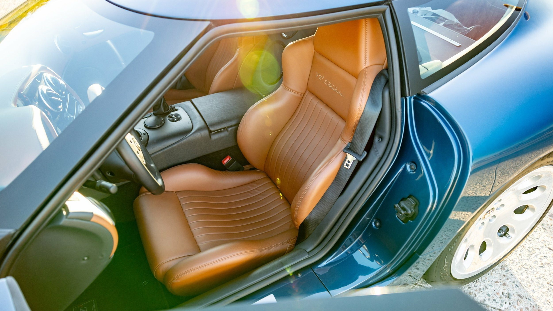 Detalle del interior con asientos de cuero que ofrecen confort y estilo.