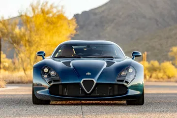 Este Alfa Romeo TZ3 Stradale deslumbra con su diseño aerodinámico y motor V10.
