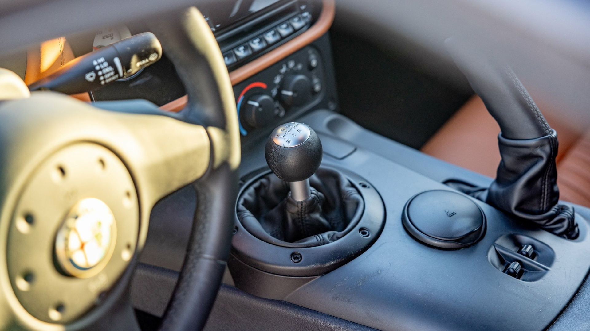 Vista del interior con cambio manual y detalles en cuero