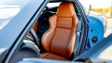 Primer plano del asiento con un diseño ergonómico y tapizado de alta calidad. Primer plano del asiento con un diseño ergonómico y tapizado de alta calidad.