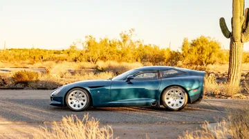 Este Alfa Romeo TZ3 Stradale destaca por su diseño audaz y motor V10.