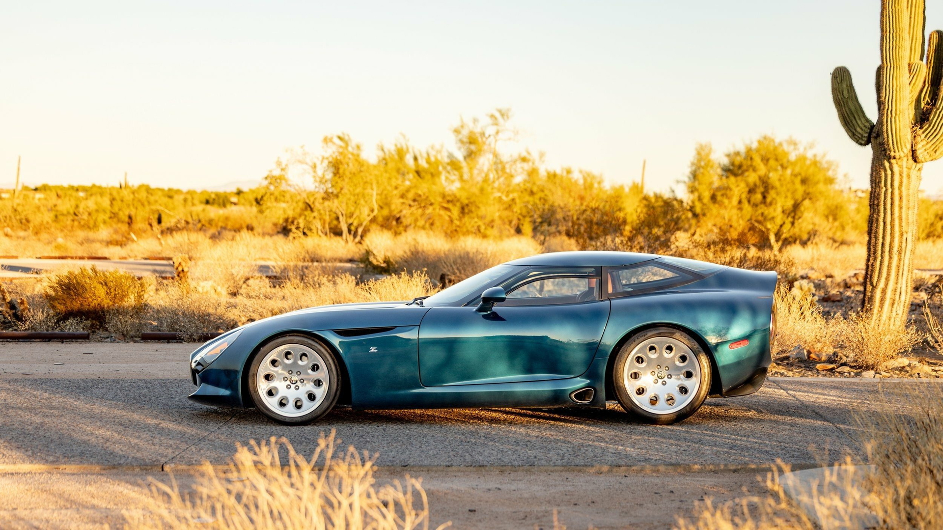 Este Alfa Romeo TZ3 Stradale destaca por su diseño audaz y motor V10.