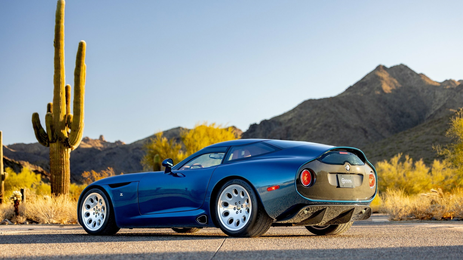 El Alfa Romeo TZ3 Stradale combina un diseño audaz con un motor V10 potente.