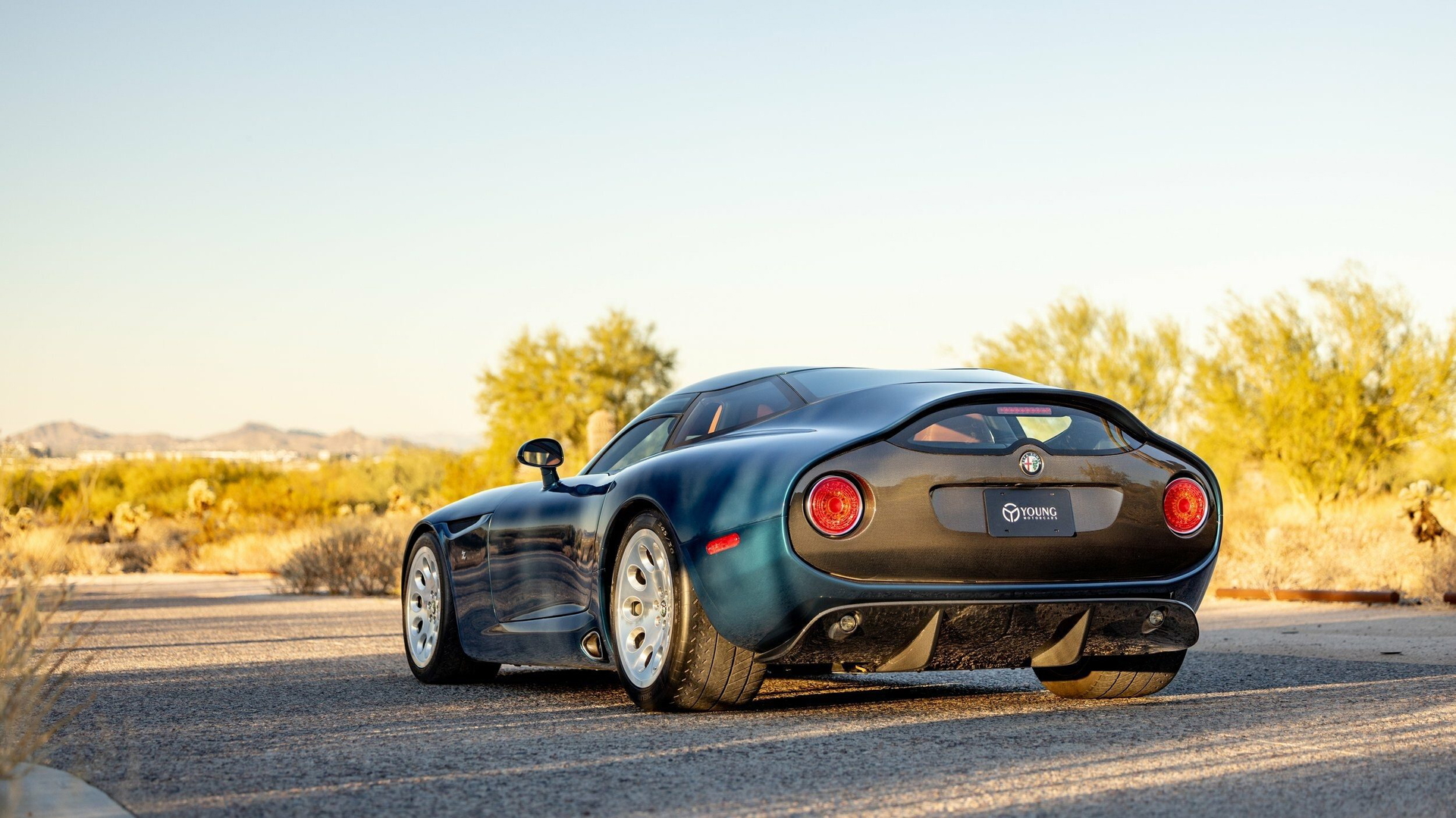 Vista lateral y trasera del Alfa Romeo TZ3 Stradale, un diseño icónico.