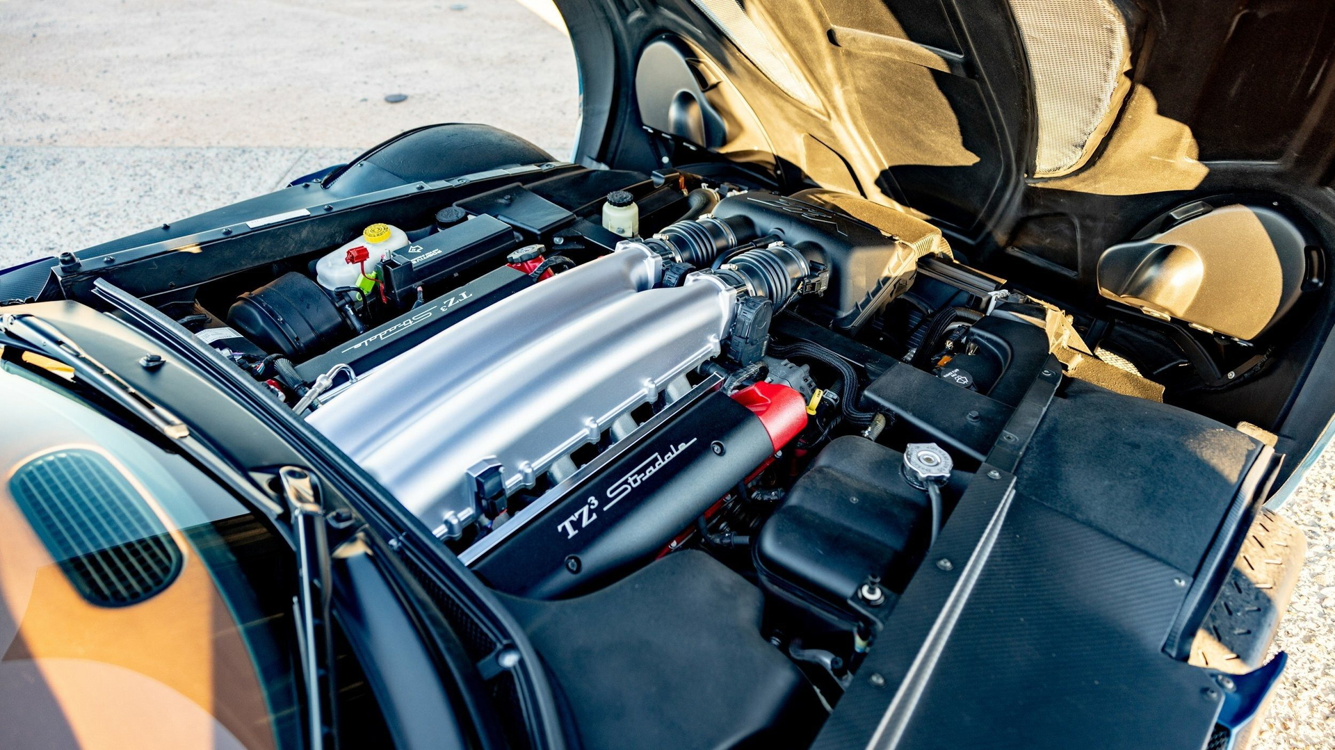 Vista del motor V10 de Dodge Viper, potencia y diseño en un compacto deportivo.