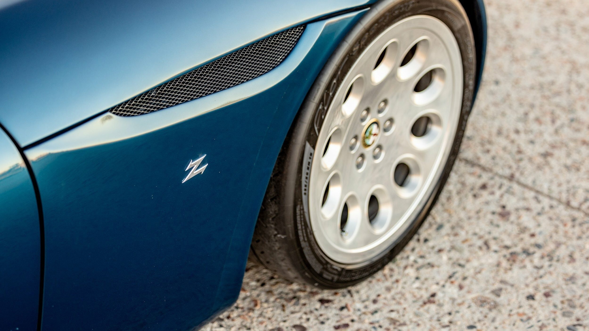 Detalle del diseño lateral del TZ3 Stradale, elegante y aerodinámico.