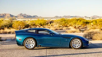 Elegante perfil del Alfa Romeo TZ3 Stradale, un diseño icónico y deportivo.