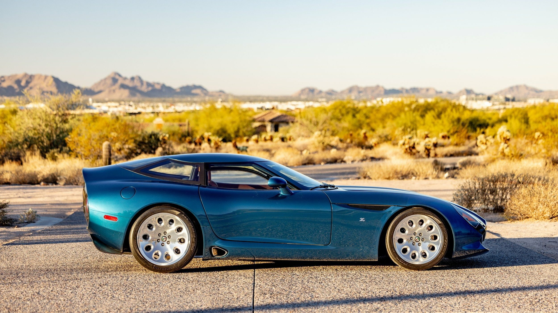 Elegante perfil del Alfa Romeo TZ3 Stradale, un diseño icónico y deportivo.