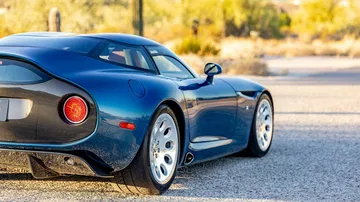 Vista trasera y lateral del impresionante Alfa Romeo TZ3 Stradale, resaltando su diseño aerodinámico.