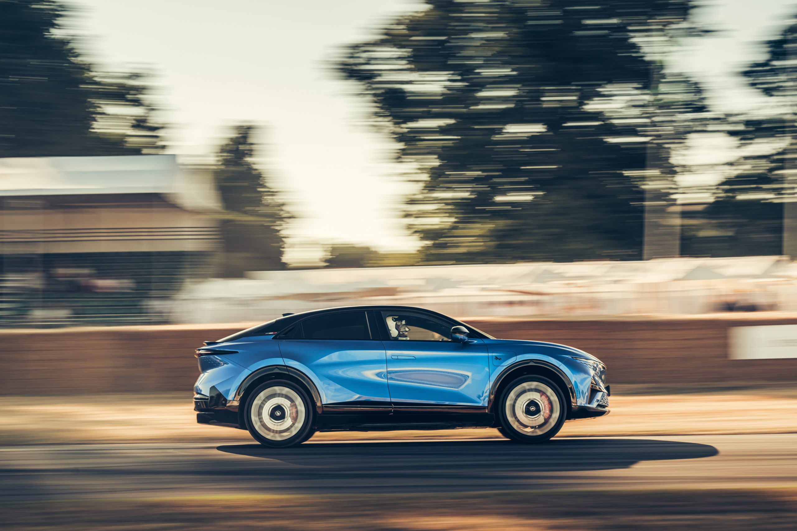 El nuevo modelo de Alpine en movimiento, resaltando su diseño dinámico y aerodinámico.