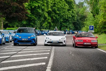 Alpine muestra su alineación con modelos icónicos en un evento. Resalta su enfoque en el rendimiento. 