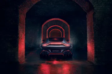 El Aston Martin Vantage S se presenta con un diseño audaz y agresivo.