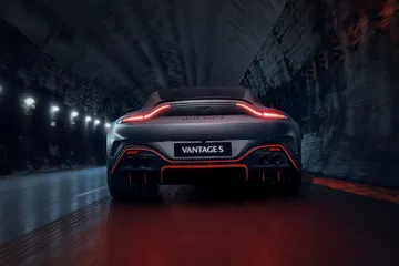 Vista trasera del Aston Martin Vantage S, con un diseño agresivo y una iluminación impactante.