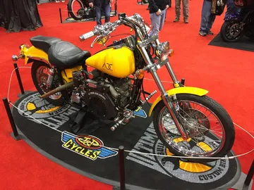 Innovadora moto diésel con diseño audaz y color vibrante. Un giro inesperado en el mundo de las dos ruedas. Innovadora moto diésel con diseño audaz y color vibrante. Un giro inesperado en el mundo de las dos ruedas.