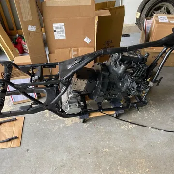 Vista del chasis y motor de una moto diésel, mostrando la tecnología innovadora. Vista del chasis y motor de una moto diésel, mostrando la tecnología innovadora.