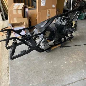 Chasis de moto diésel en fase de ensamblaje, mostrando su ingenioso diseño. Chasis de moto diésel en fase de ensamblaje, mostrando su ingenioso diseño.