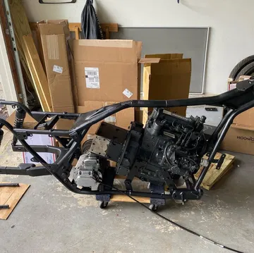 Chasis de moto diésel mostrando el motor integrado, diseño llamativo. Chasis de moto diésel mostrando el motor integrado, diseño llamativo.
