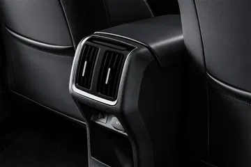 Interior trasero que muestra salidas de aire y acabados de alta calidad. Interior trasero que muestra salidas de aire y acabados de alta calidad.