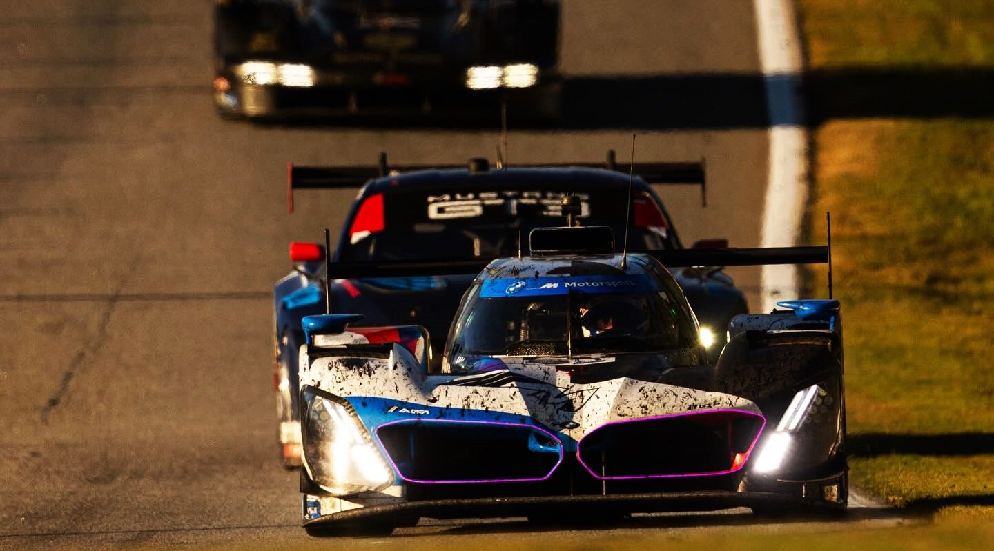BMW Hypercar en acción en pista, destacando su diseño aerodinámico y colores vibrantes