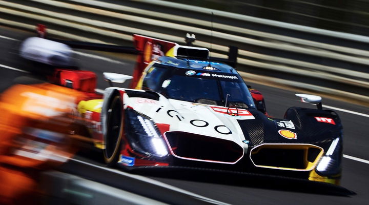 BMW Hypercar en acción, diseñado para competición y altas velocidades.