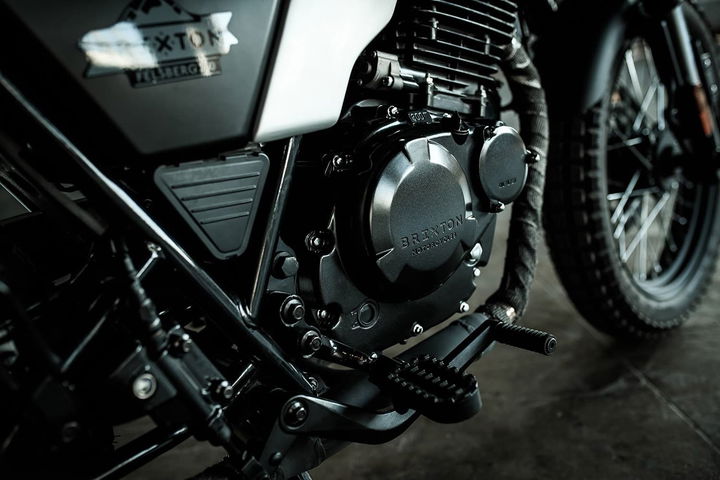 Brixton Flesberg 250_23 Vista del motor de la Brixton Felsberg 250, resaltando su diseño robusto y componentes de calidad.
