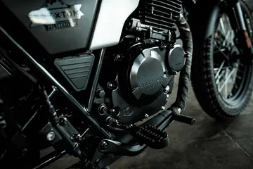 Vista del motor de la Brixton Felsberg 250, resaltando su diseño robusto y componentes de calidad.
