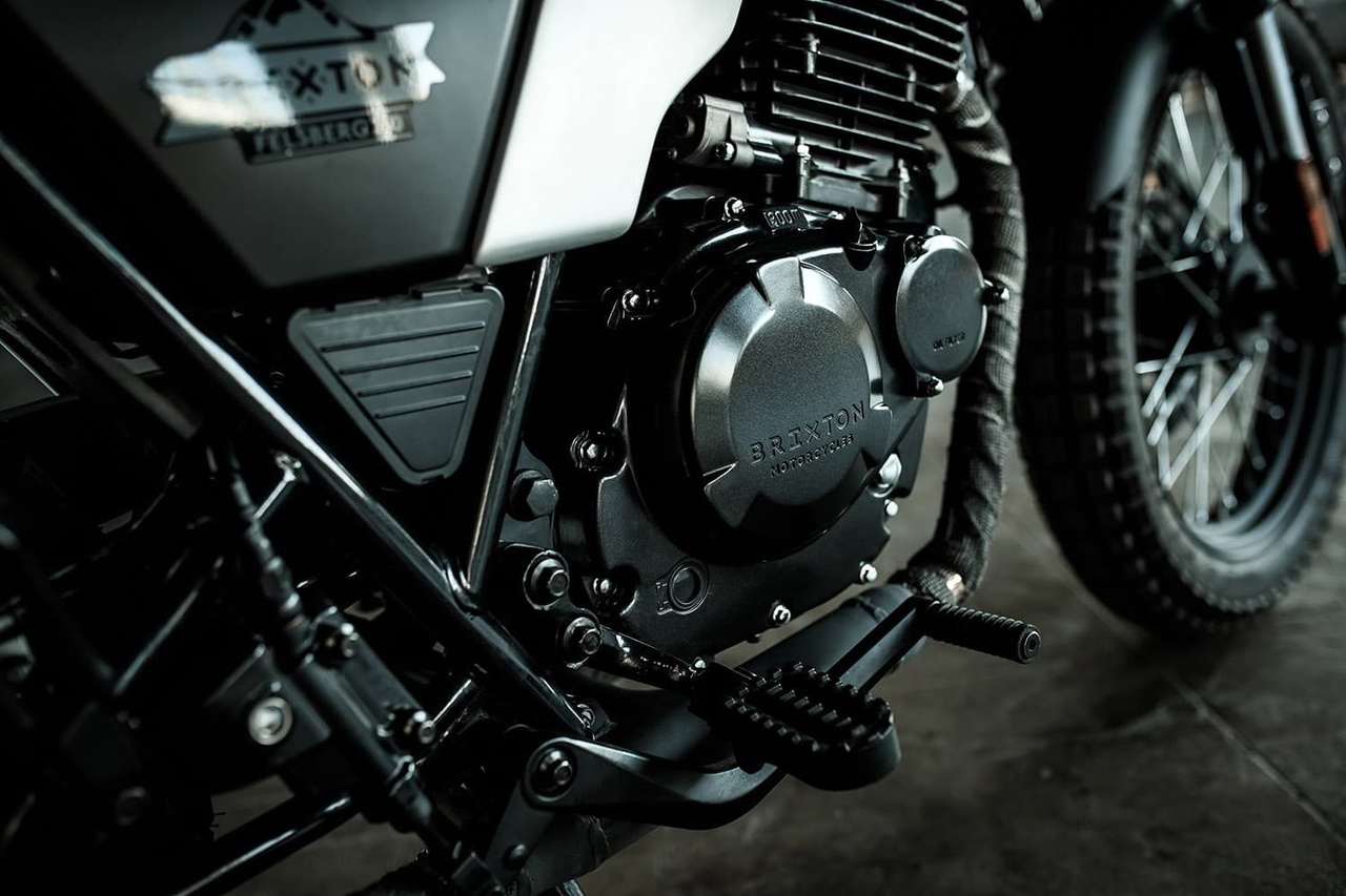 Vista del motor de la Brixton Felsberg 250, resaltando su diseño robusto y componentes de calidad.