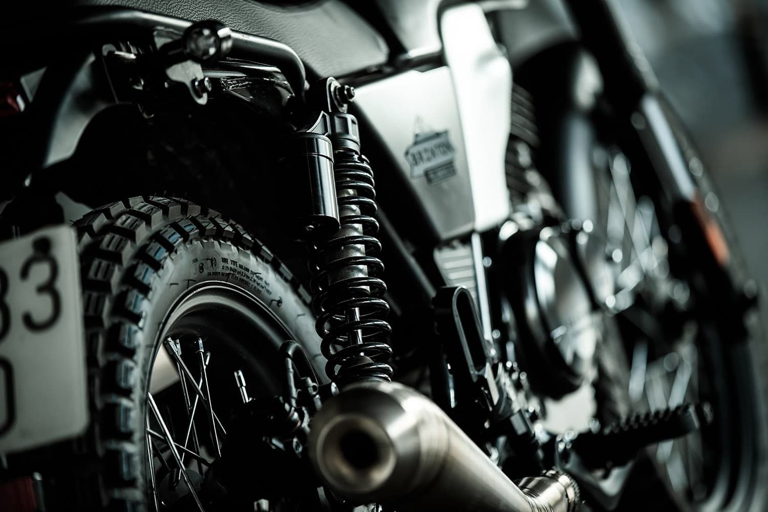 Vista del sistema de suspensión trasera y detalles del motor en la Brixton Felsberg 250.