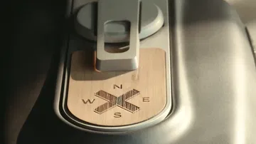 Vista del panel de control con diseño elegante y acabado en madera.