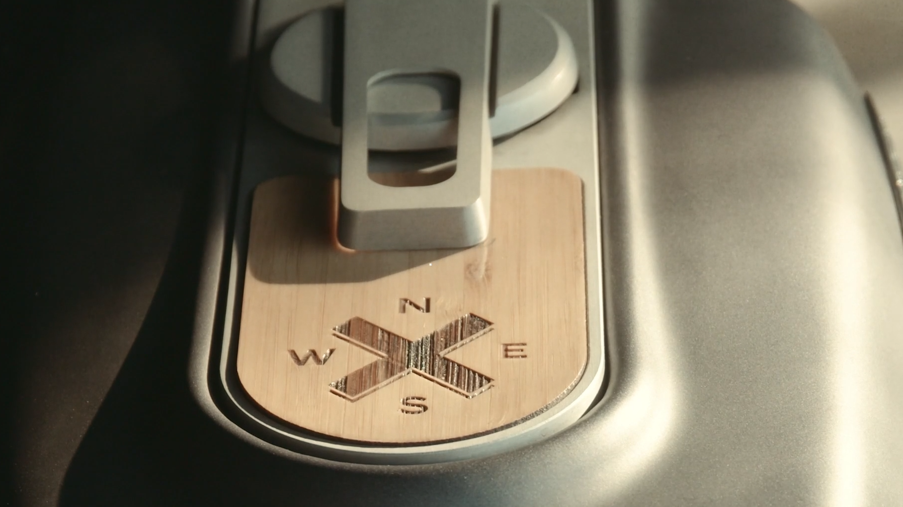 Vista del panel de control con diseño elegante y acabado en madera.