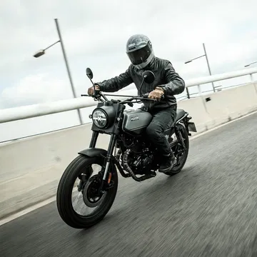 El Brixton Felsberg 250 destaca por su diseño retro y moderno, ideal para la ciudad.