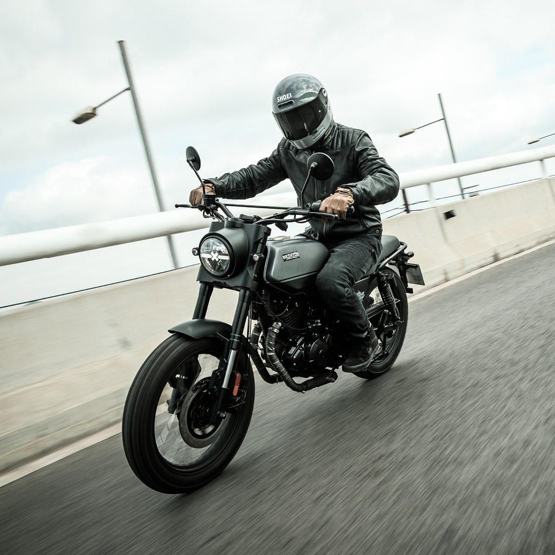 El Brixton Felsberg 250 destaca por su diseño retro y moderno, ideal para la ciudad.