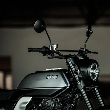 Vista detallada del manillar y parte frontal de la Brixton Felsberg 250.