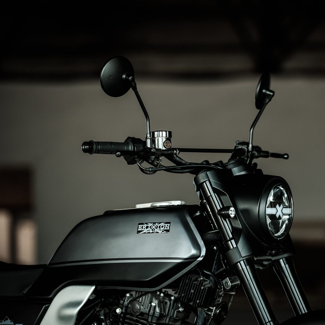 Vista detallada del manillar y parte frontal de la Brixton Felsberg 250.