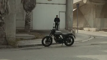 La Brixton Felsberg 250 destaca por su diseño moderno y robusto.