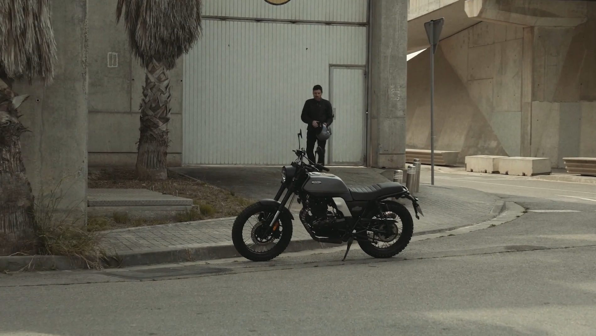 La Brixton Felsberg 250 destaca por su diseño moderno y robusto.