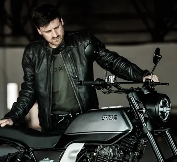 El Brixton Felsberg 250 destaca por su diseño moderno y minimalista.