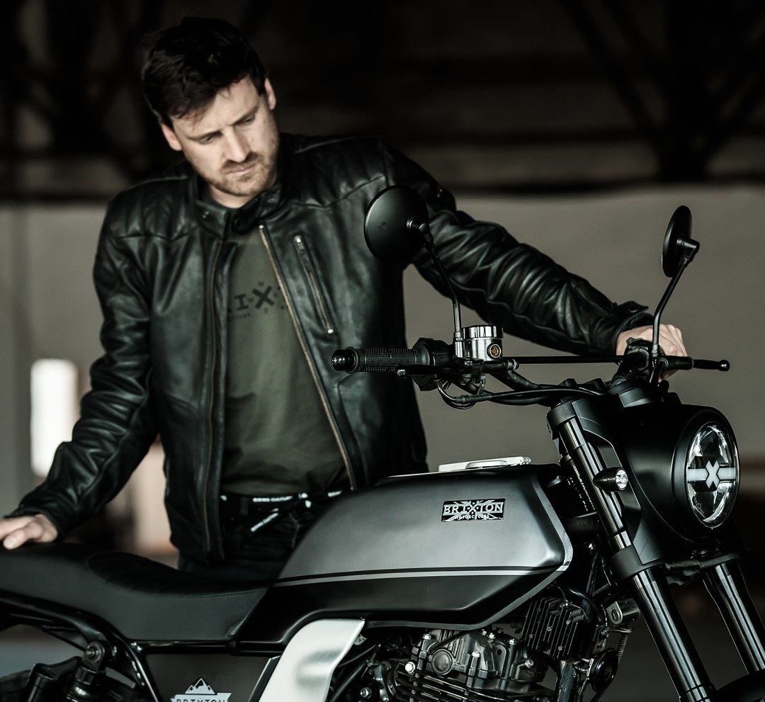 El Brixton Felsberg 250 destaca por su diseño moderno y minimalista.