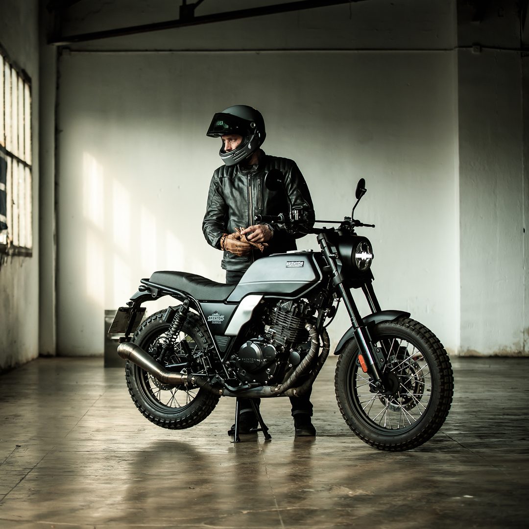 La Brixton Felsberg 250 destaca por su diseño vintage y acabados de calidad.