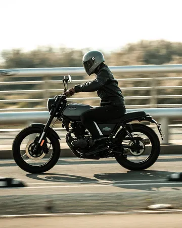 La Brixton Felsberg 250 en movimiento, destacando su diseño y estilo retro.