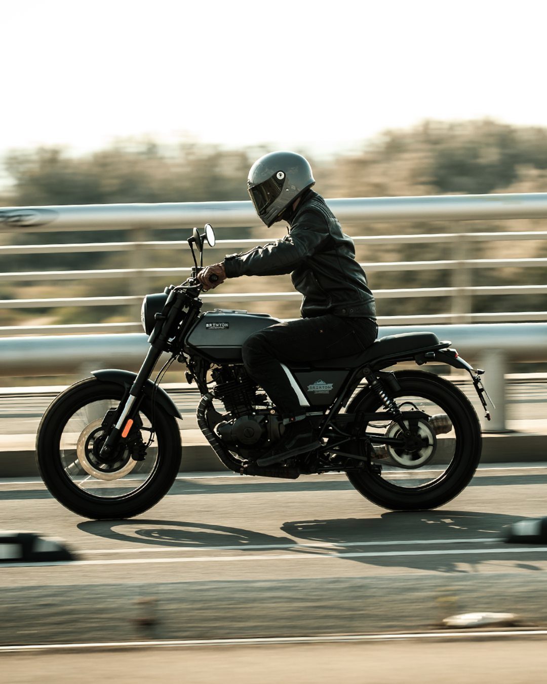 La Brixton Felsberg 250 en movimiento, destacando su diseño y estilo retro.