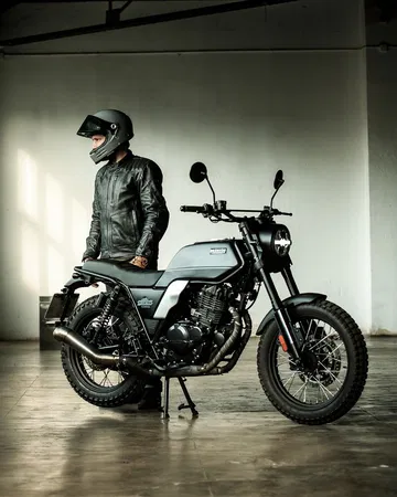 Vista del Brixton Felsberg 250 con un motorista preparado para la aventura.