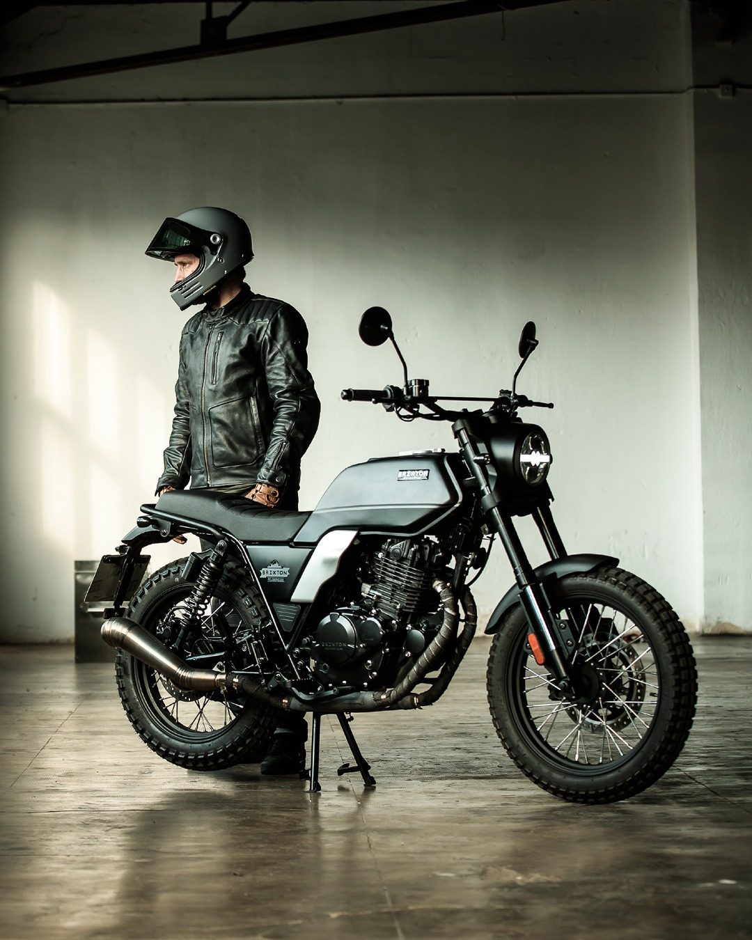 Vista del Brixton Felsberg 250 con un motorista preparado para la aventura.