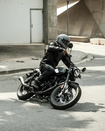 La Brixton Felsberg 250 combina estilo retro con un manejo ágil ideal para la ciudad.