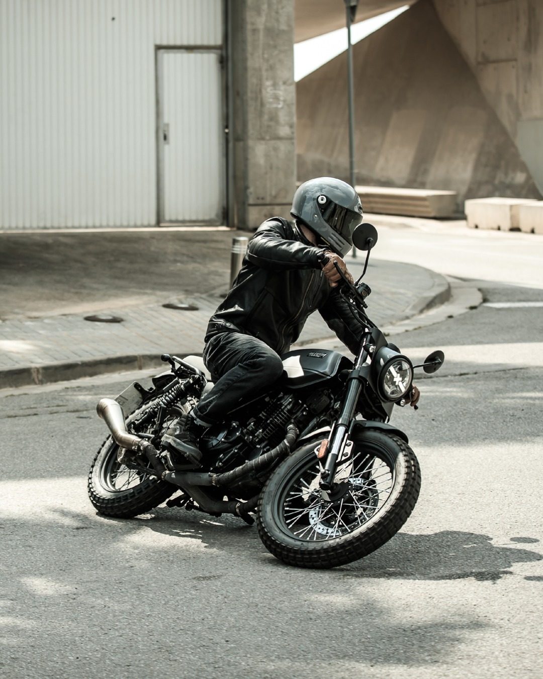 La Brixton Felsberg 250 combina estilo retro con un manejo ágil ideal para la ciudad.