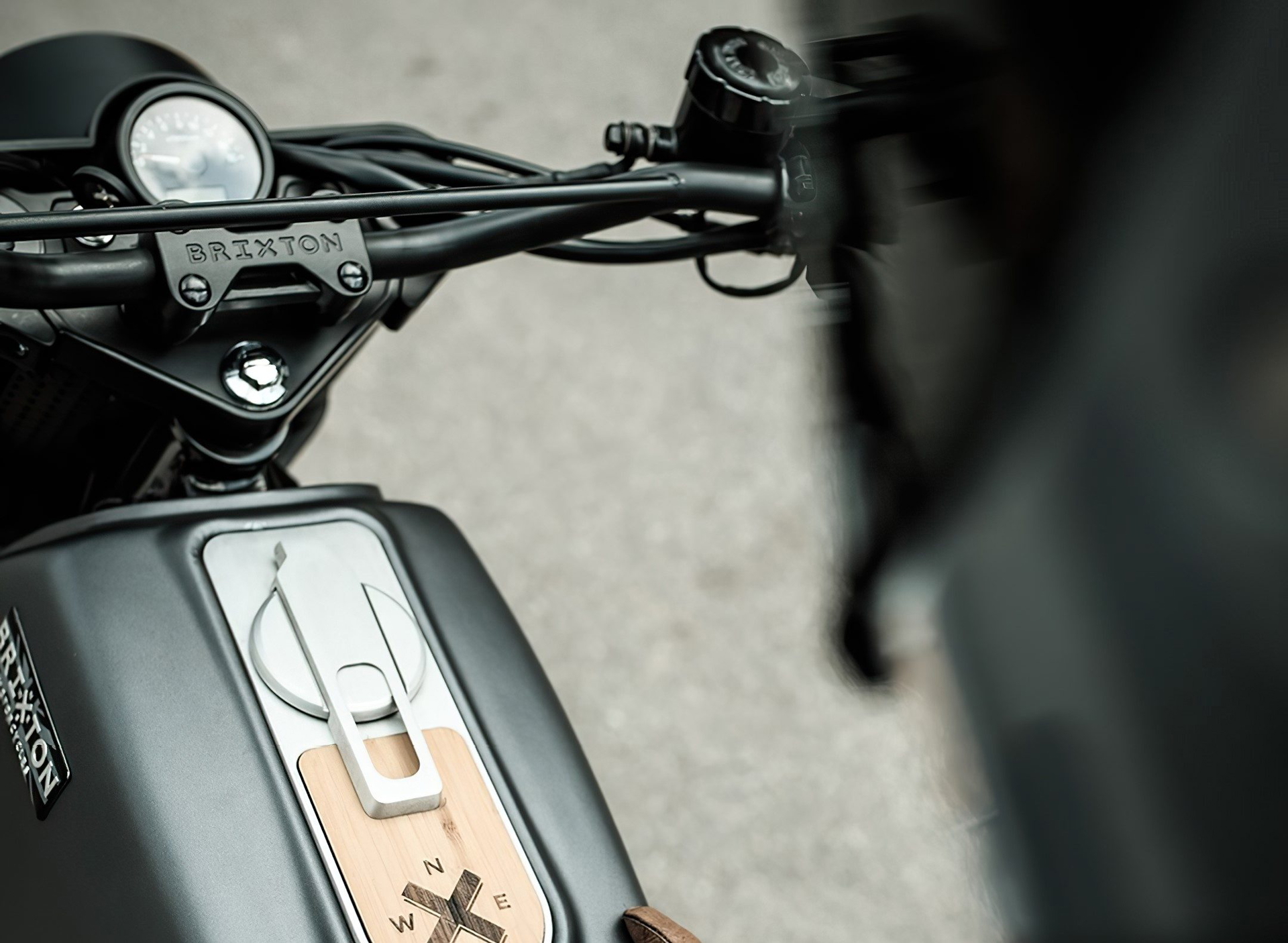 Vista detallada del manillar y pantalla de la Brixton Felsberg 250.