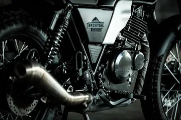 Close-up del motor de la Brixton Felsberg 250, destaca su diseño robusto y detalles técnicos.