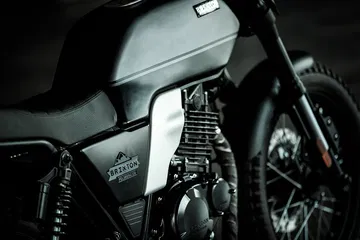 Vista detallada del motor de la Brixton Felsberg 250, destacando su diseño robusto.